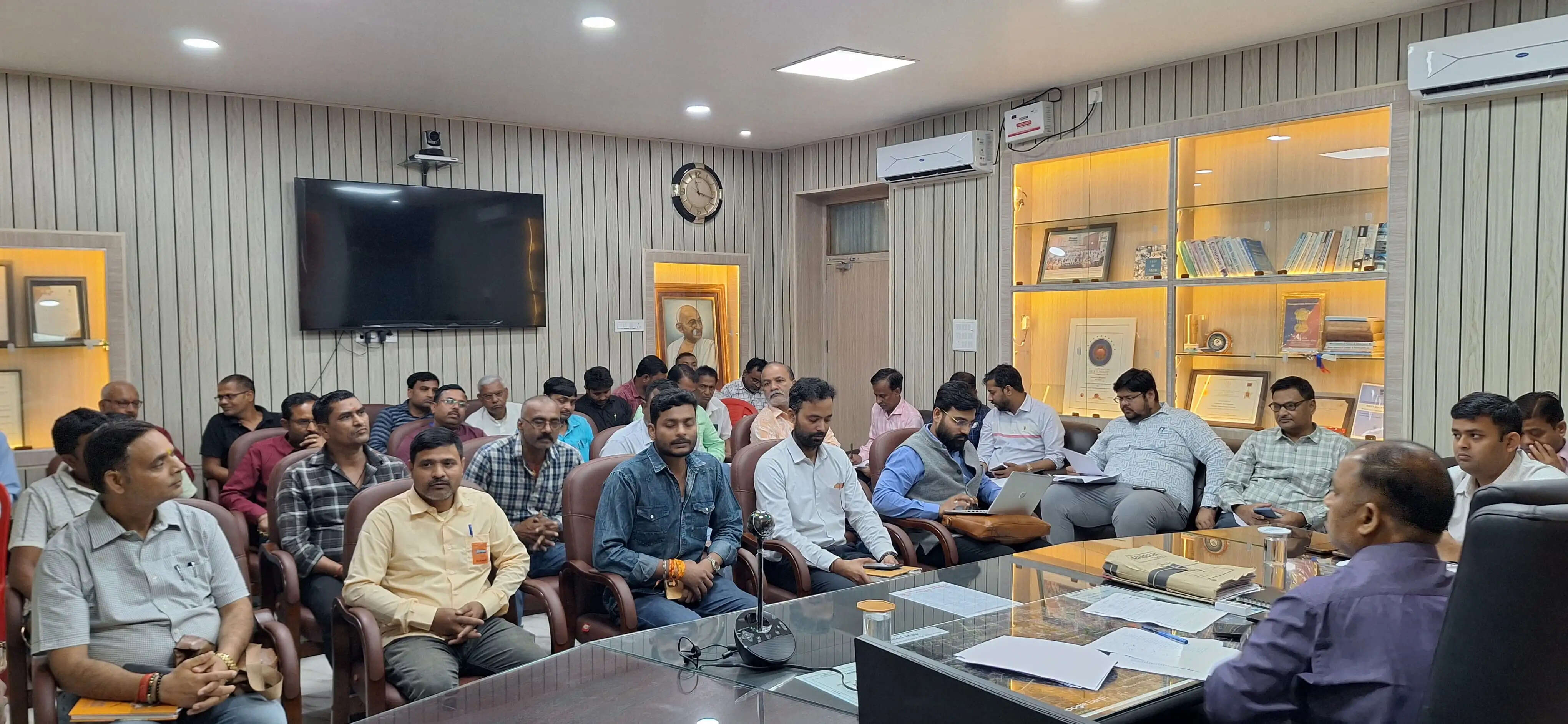 पैनिक होने की कोई आवश्यकता नही गैस की नही है कोई किल्लत : डीएम