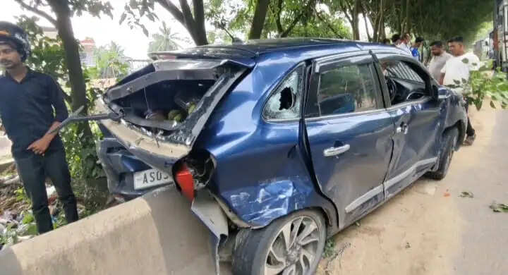 ट्रक की चपेट में आने से कार क्षतिग्रस्त, एक घायल