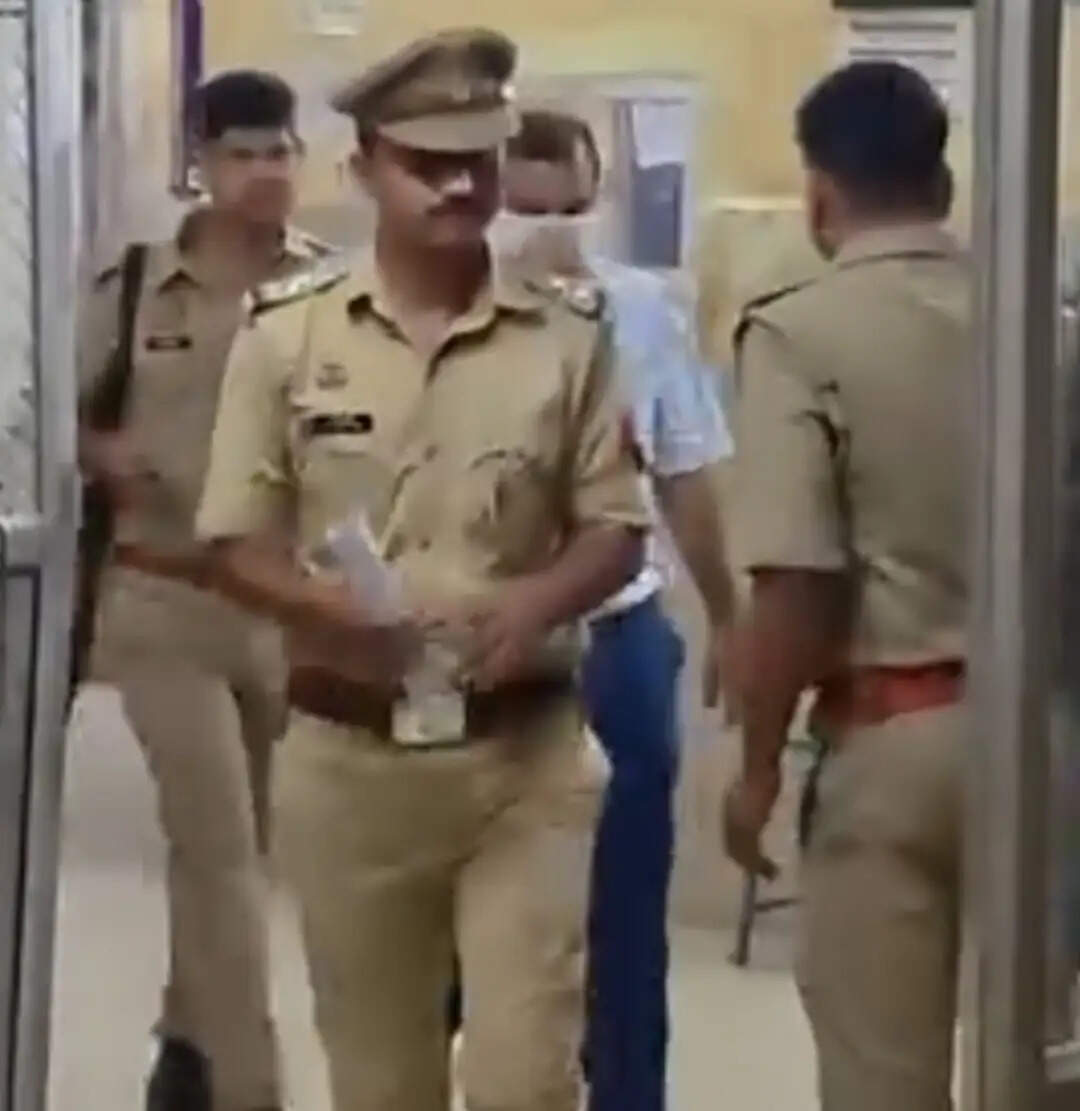 फतेहपुर में एक लाख रुपये की घूस लेते वरिष्ठ लेखा परीक्षक गिरफ्तार, एंटी करप्शन टीम ने रंगेहाथ पकड़ा