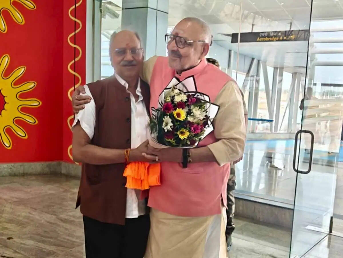 छत्तीसगढ़&nbsp;पहुंचे केंद्रीय मंत्री गिरिराज सिंह, सांसद बृजमोहन अग्रवाल ने किया स्वागत