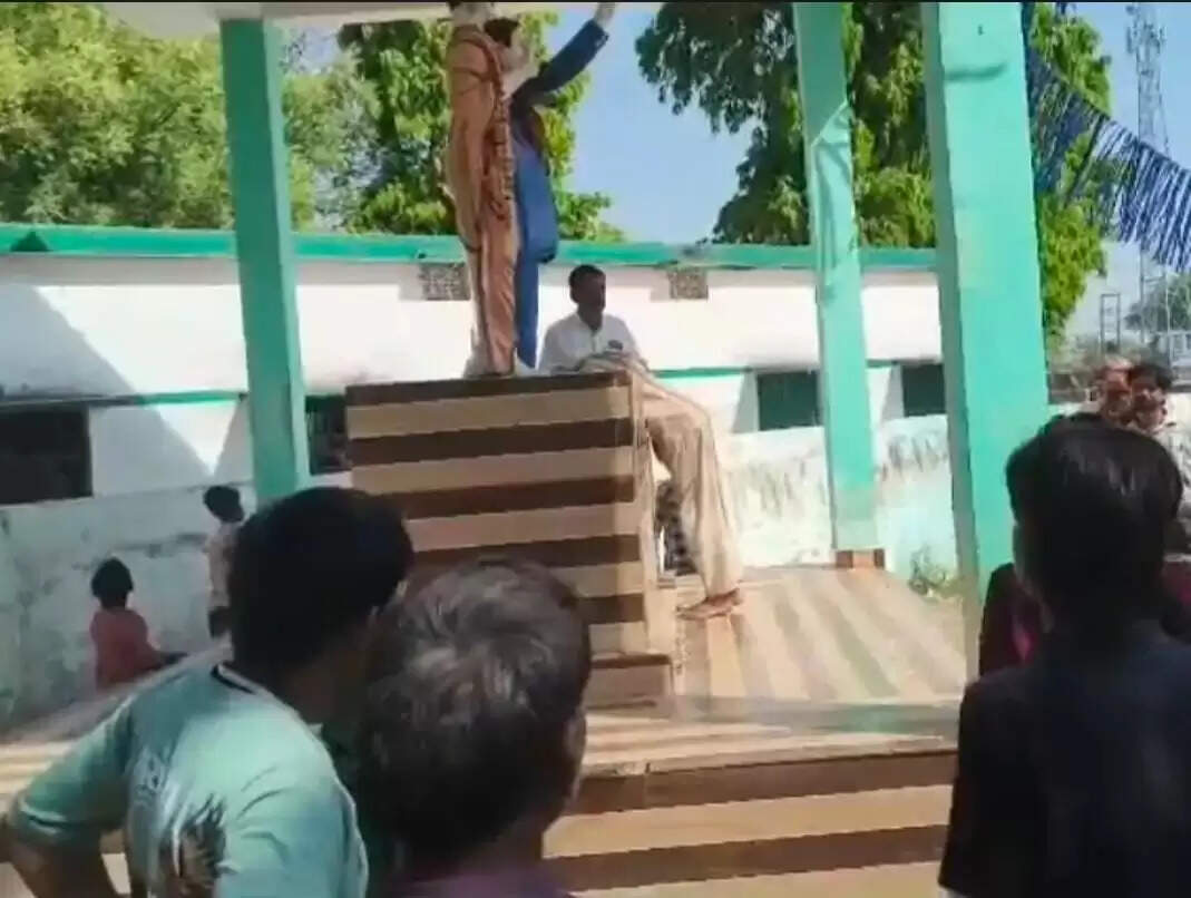 बौद्ध कथा में न आने पर पाल समाज के युवक से मारपीट, मूर्ति के सामने माफी मंगवाई, 4 गिरफ्तार