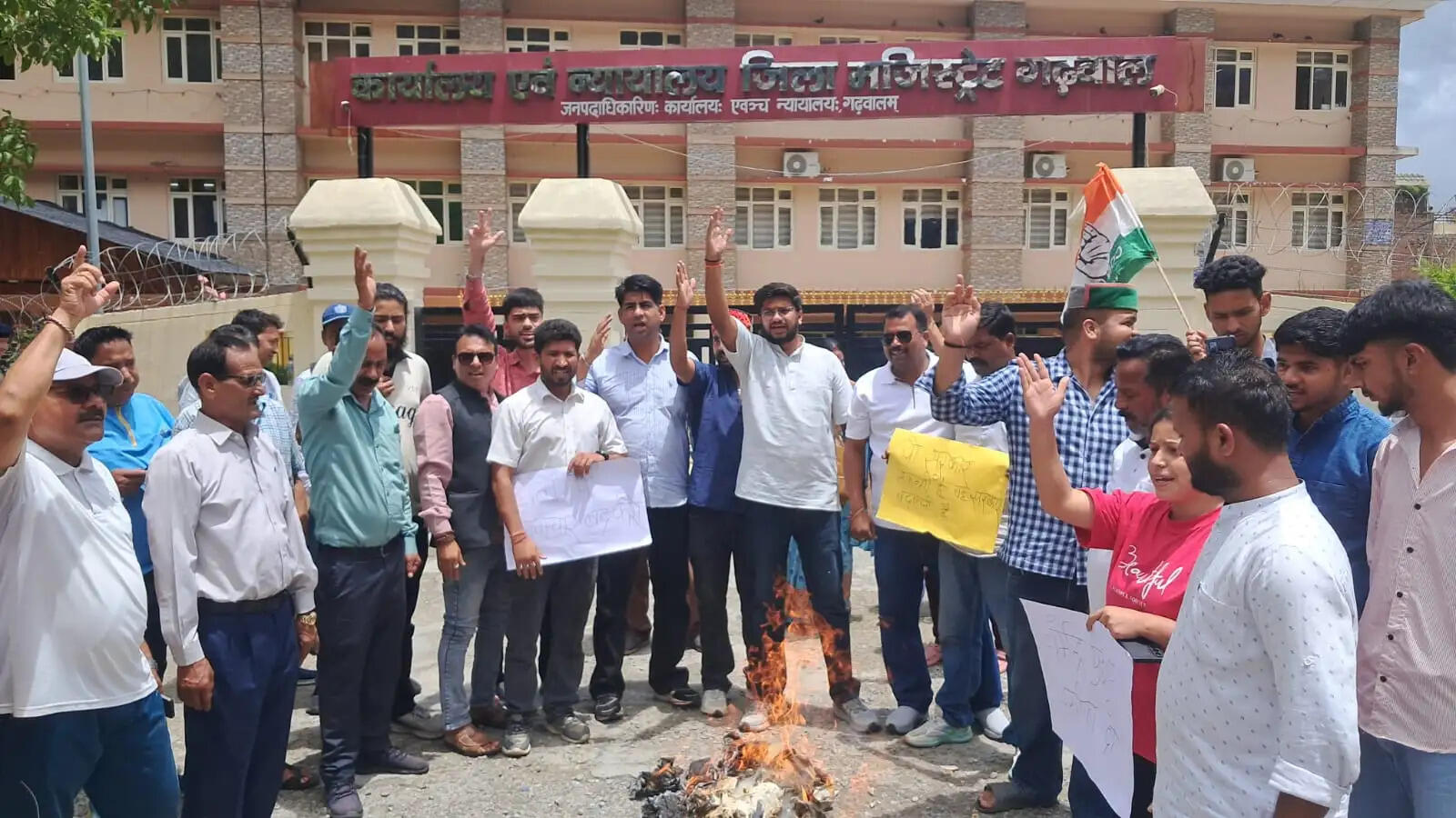 दिल्ली में जंतर-मंतर में लाठीचार्ज के विरोध में किया प्रदर्शन