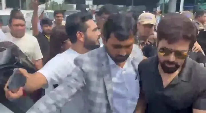 रांची पहुंचे अभिनेता इमरान हाशमी, एयरपोर्ट पर प्रशंसकों की उमड़ी भीड़