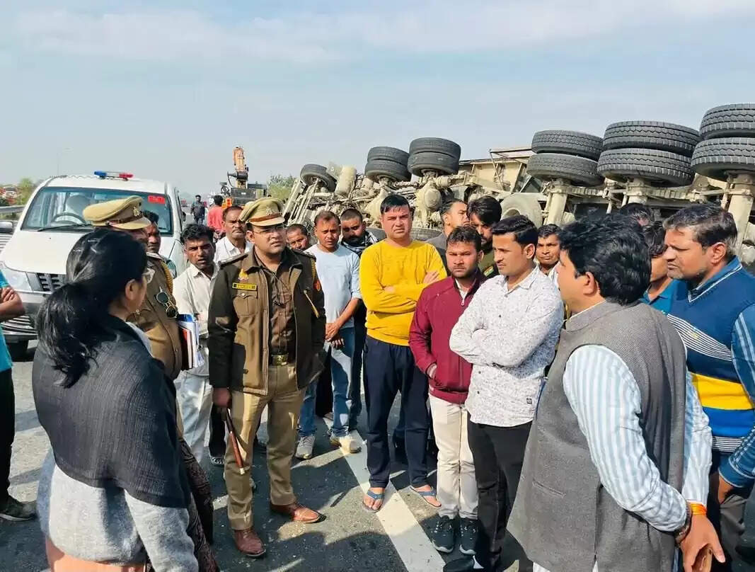 बुंदेलखंड एक्सप्रेस-वे पर बालू से भरा ट्रक पलटा, चालक की मौत