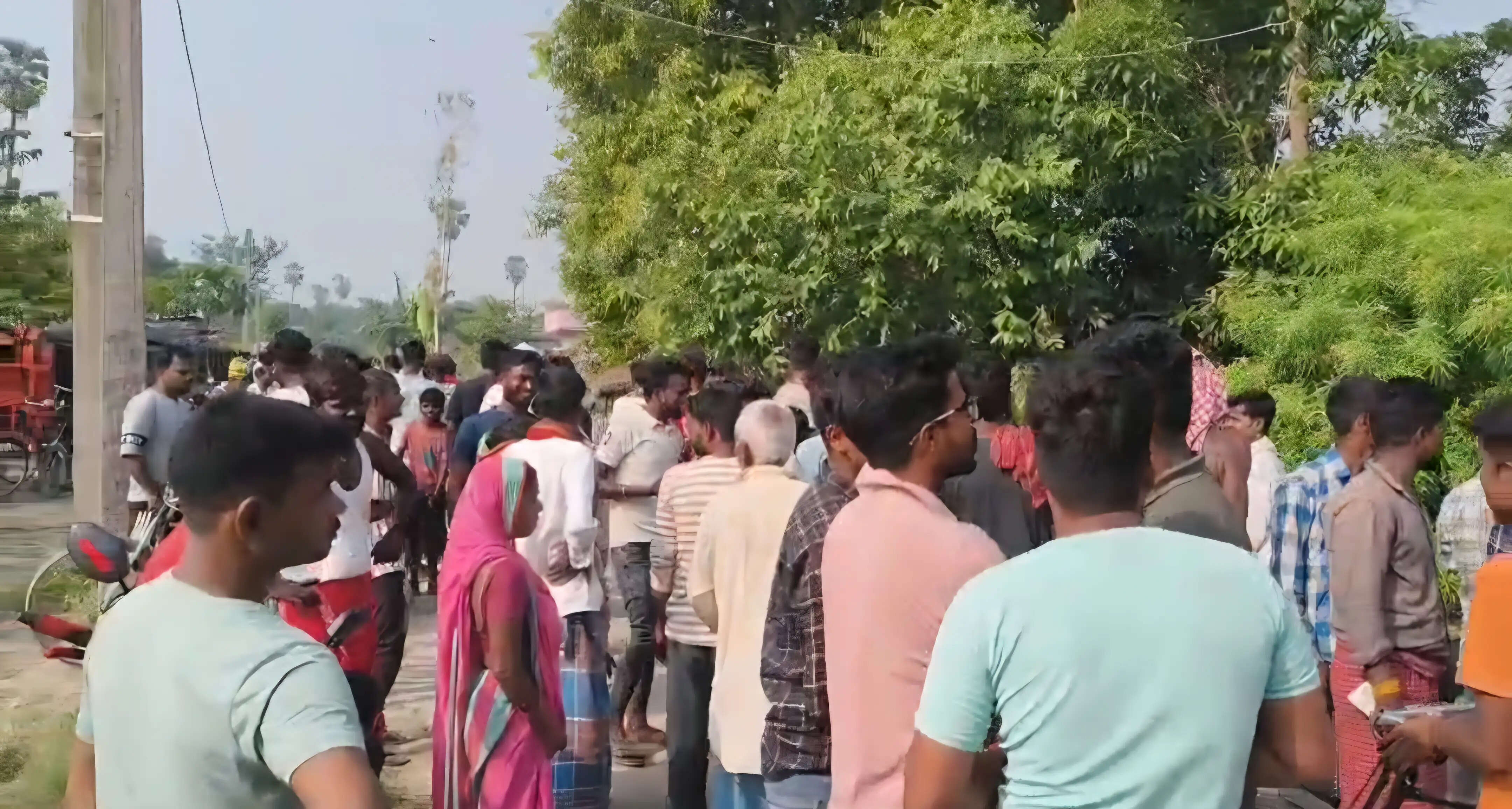 अमनौर में प्रेमी के लिए मोबाइल टावर पर चढ़ी युवती