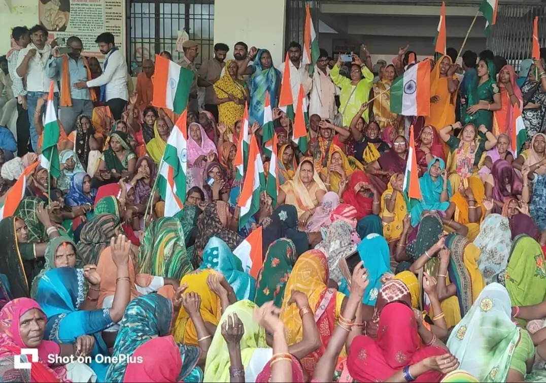 औद्योगिक कॉरिडोर के विरोध में भड़का किसानों का गुस्सा, कलेक्ट्रेट पर प्रदर्शन