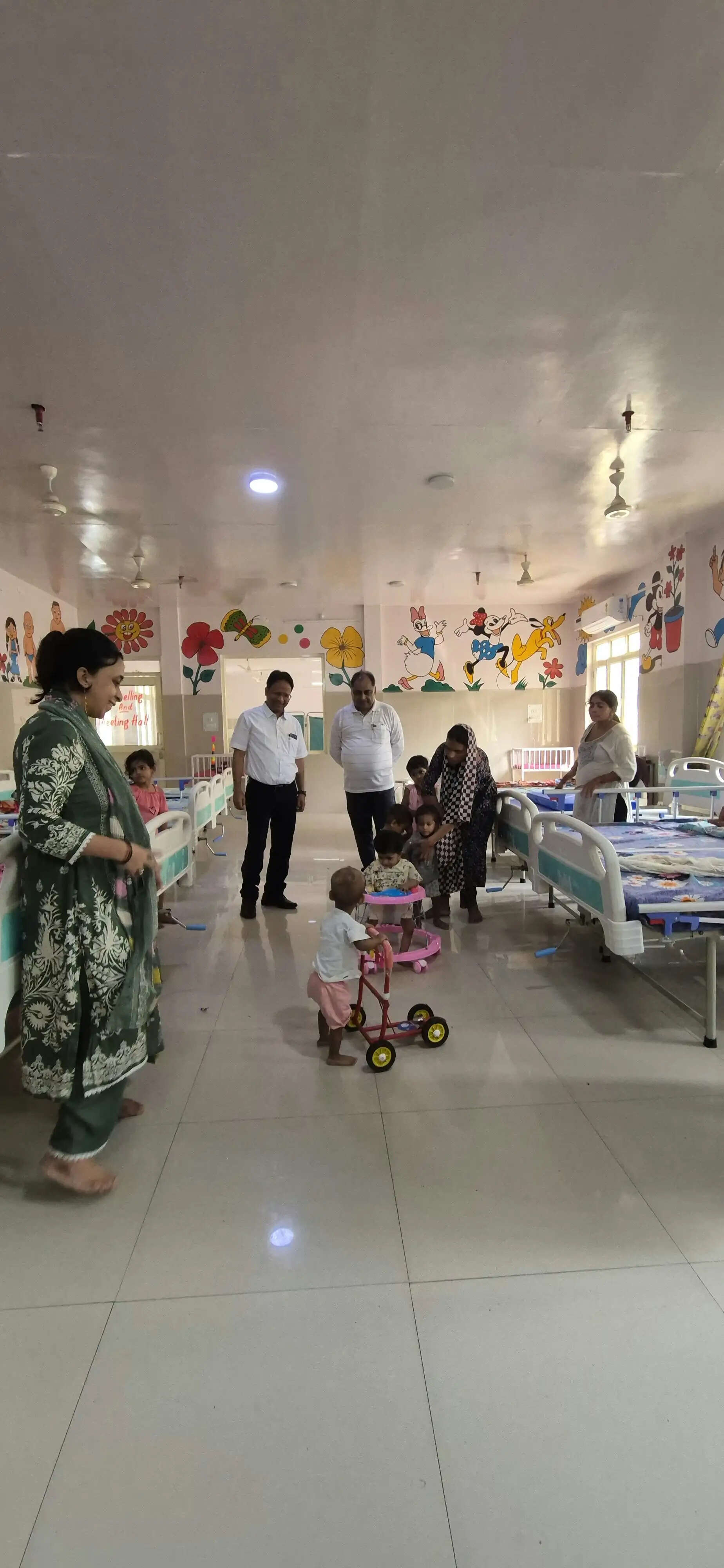 पोषण पुनर्वास केंद्र में उपहार पाकर खिले बच्चों के चेहरे, छाई मुस्कान