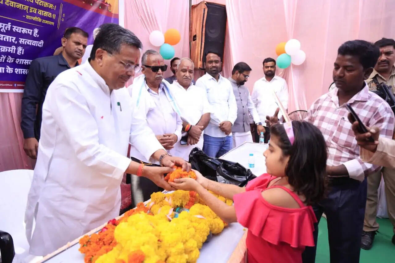 महर्षि वाल्मीकि के जयकारों से गूंजा ग्वालटोली, प्रभारी मंत्री जयवीर सिंह ने किया नमन