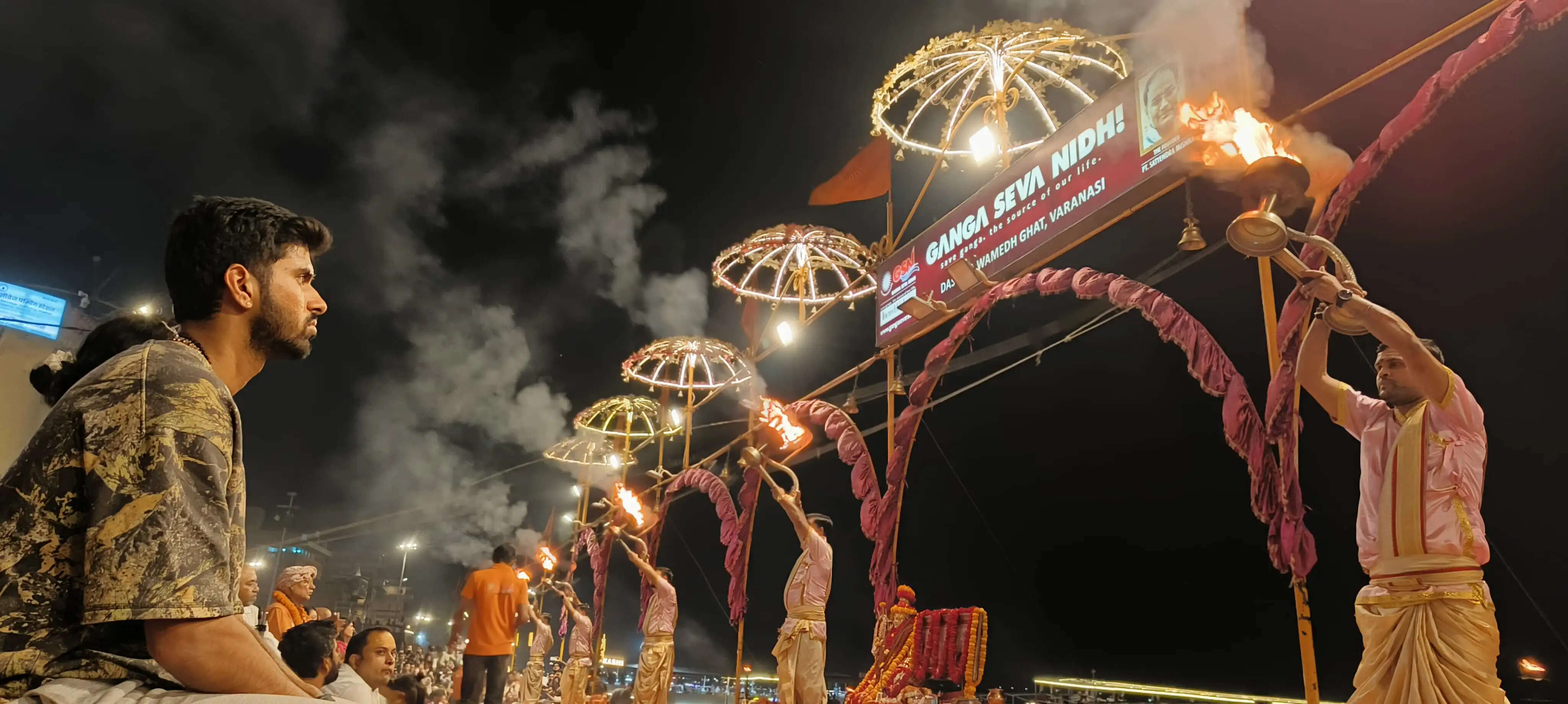 भारतीय क्रिकेटर वाशिंगटन सुंदर ने काशी में मां गंगा का किया पूजन, गंगा आरती देख हुए अभिभूत