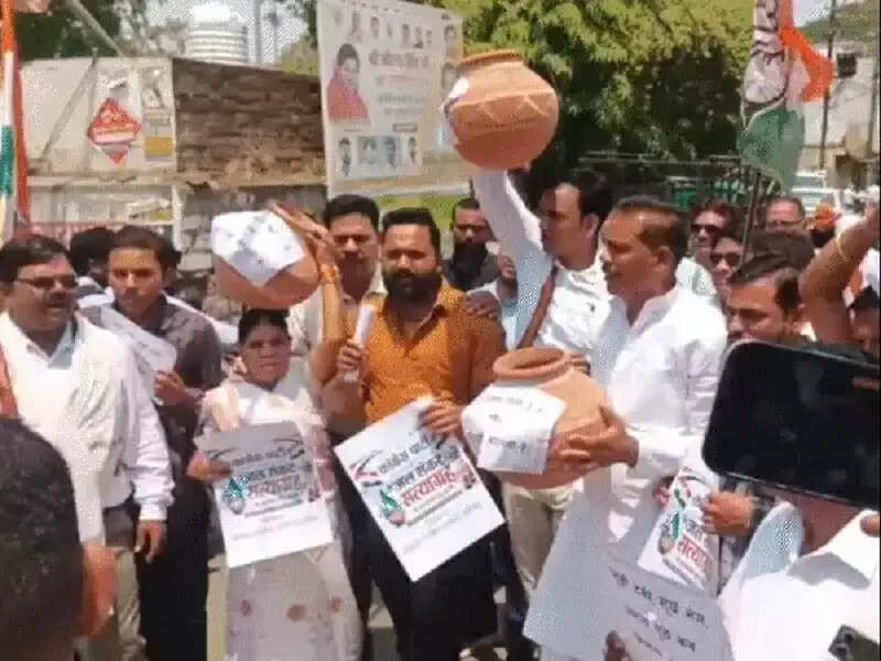 भोपाल के बरखेड़ा पठानी में पानी संकट पर उग्र प्रदर्शन, वार्ड ऑफिस के बाहर फोड़े मटके