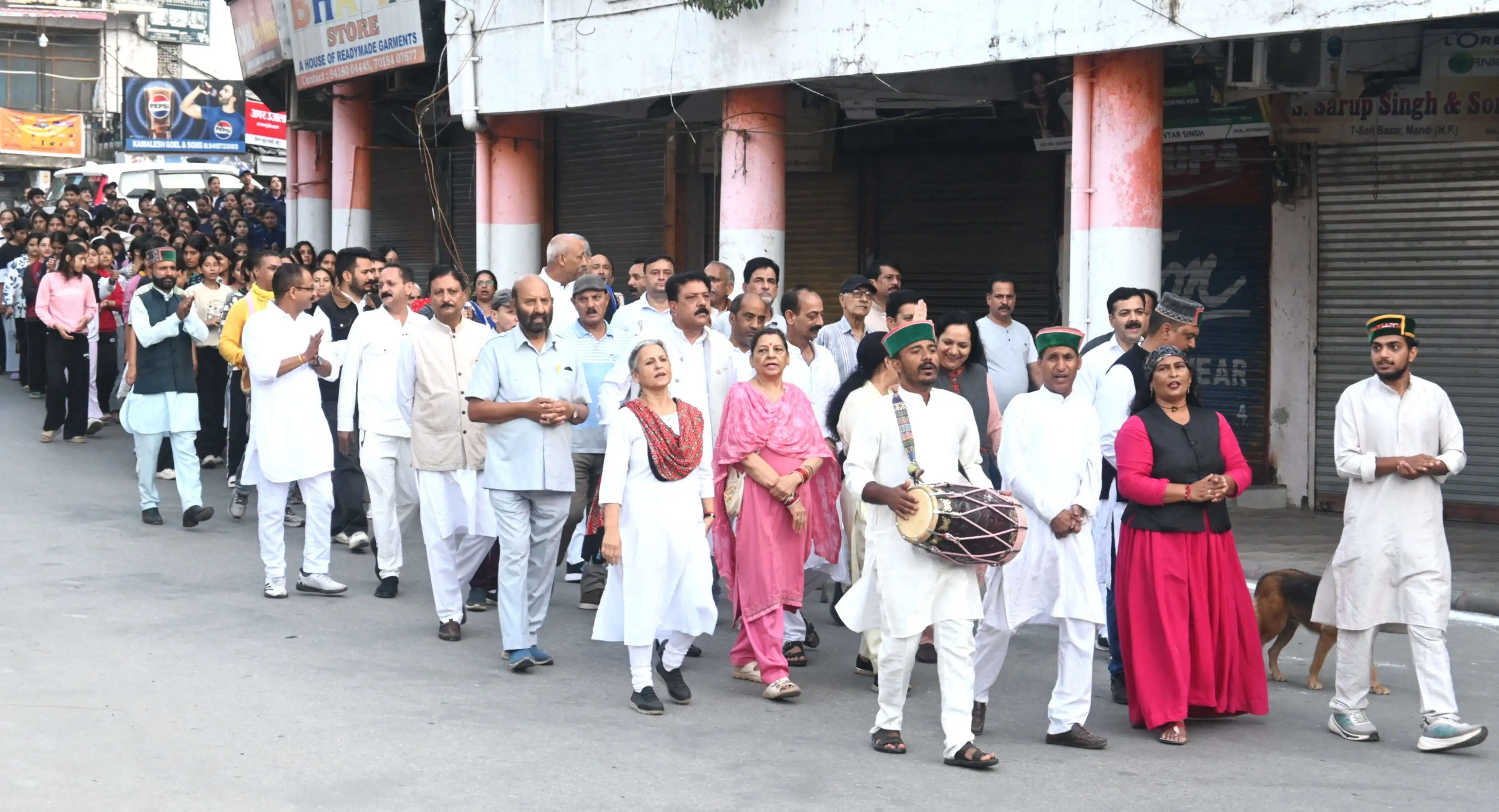 गांधी जयंती पर प्रभात फेरी: मंडी की गलियों में गूंजे रघुपति राघव राजाराम के स्वर