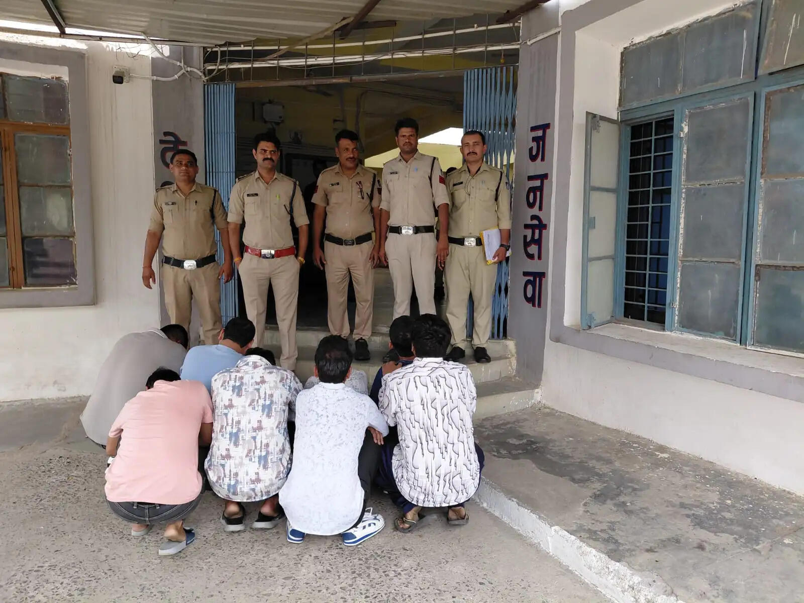 सागर: सुरखी में हाईप्रोफाइल जुआ फड़ का भंडाफोड़, 9 गिरफ्तार, 21.24 लाख का माल जब्त