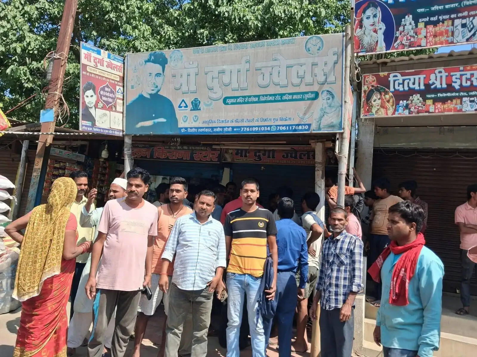 दिनदहाड़े ज्वेलर्स की बाइक की डिक्की तोड़ लाखों के जेवरात उड़ाए