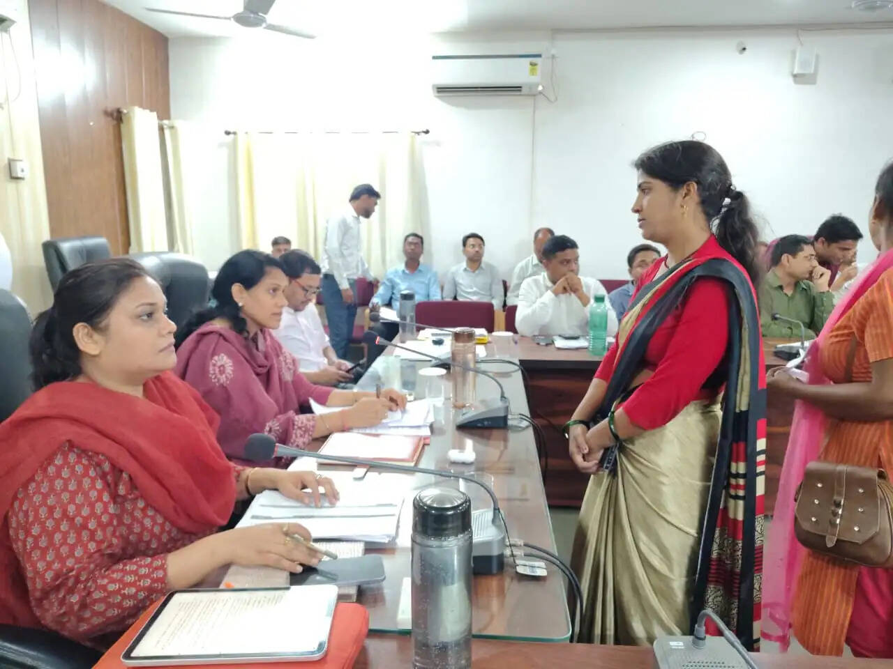 एमसीबी : जनदर्शन में उमड़ी लोगों की भीड़, कलेक्टर ने सुनीं फरियादें, त्वरित निराकरण के सख्त निर्देश