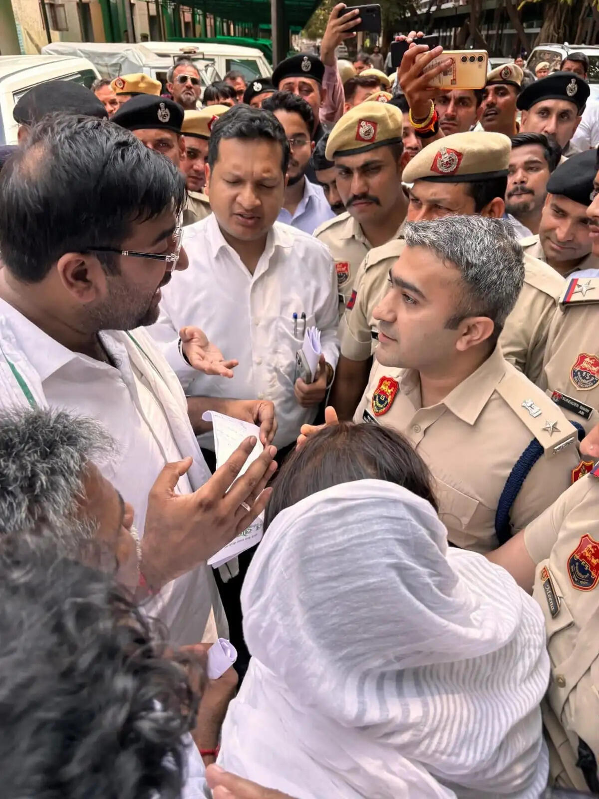 रोहतक में अधिकारियों से भिड़े इनेलो विधायक, लघु सचिवालय का किया घेराव