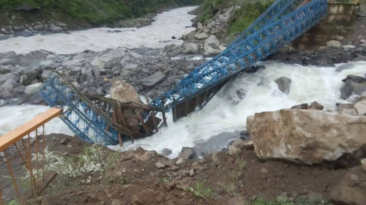 कुलागाड़ में वैली ब्रिज टूटा, सीमांत क्षेत्र का संपर्क कटा
