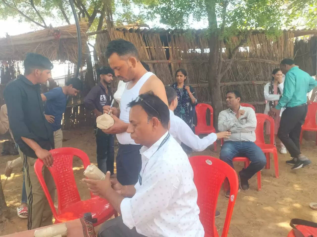 फूड पॉयजनिंग की सूचना पर खाद्य सुरक्षा टीम ने लिए मावा-दूध के दस नमूने