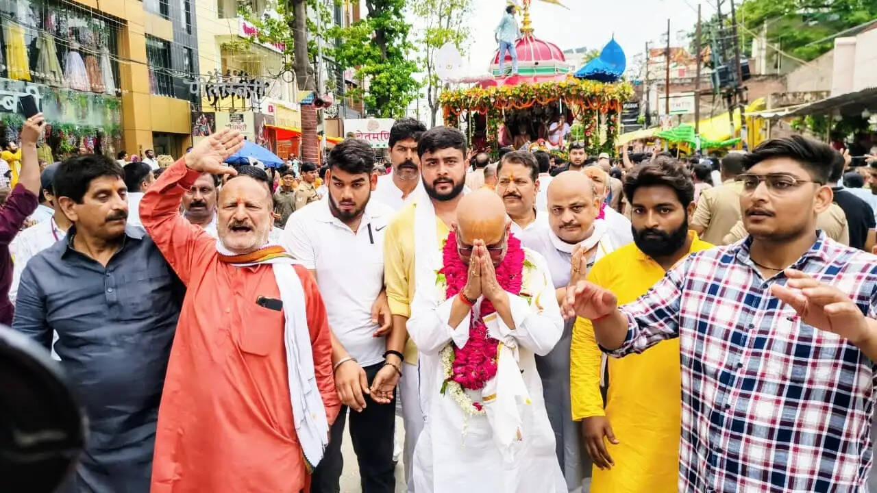 उत्तर प्रदेश कांग्रेस अध्यक्ष अजय राय ने रथयात्रा मेले में भगवान जगन्नाथ का किया दर्शन