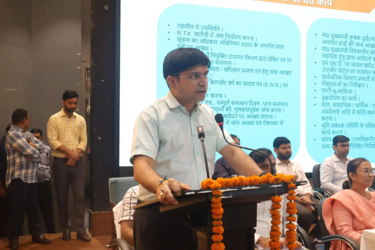 लेखपाल एवं ग्राम पंचायत सचिव अपने आवंटित गांव में रहकर ग्राम सचिवालय से कार्य करें : मंडलायुक्त