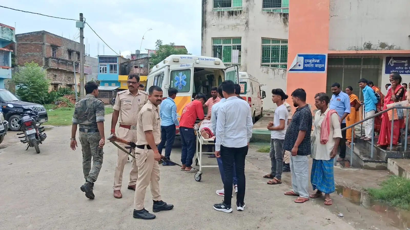 पेट्रोल लेने गया बेटा, सड़क किनारे खड़ी मां को पिकअप ने कुचला, रास्ते में मौत