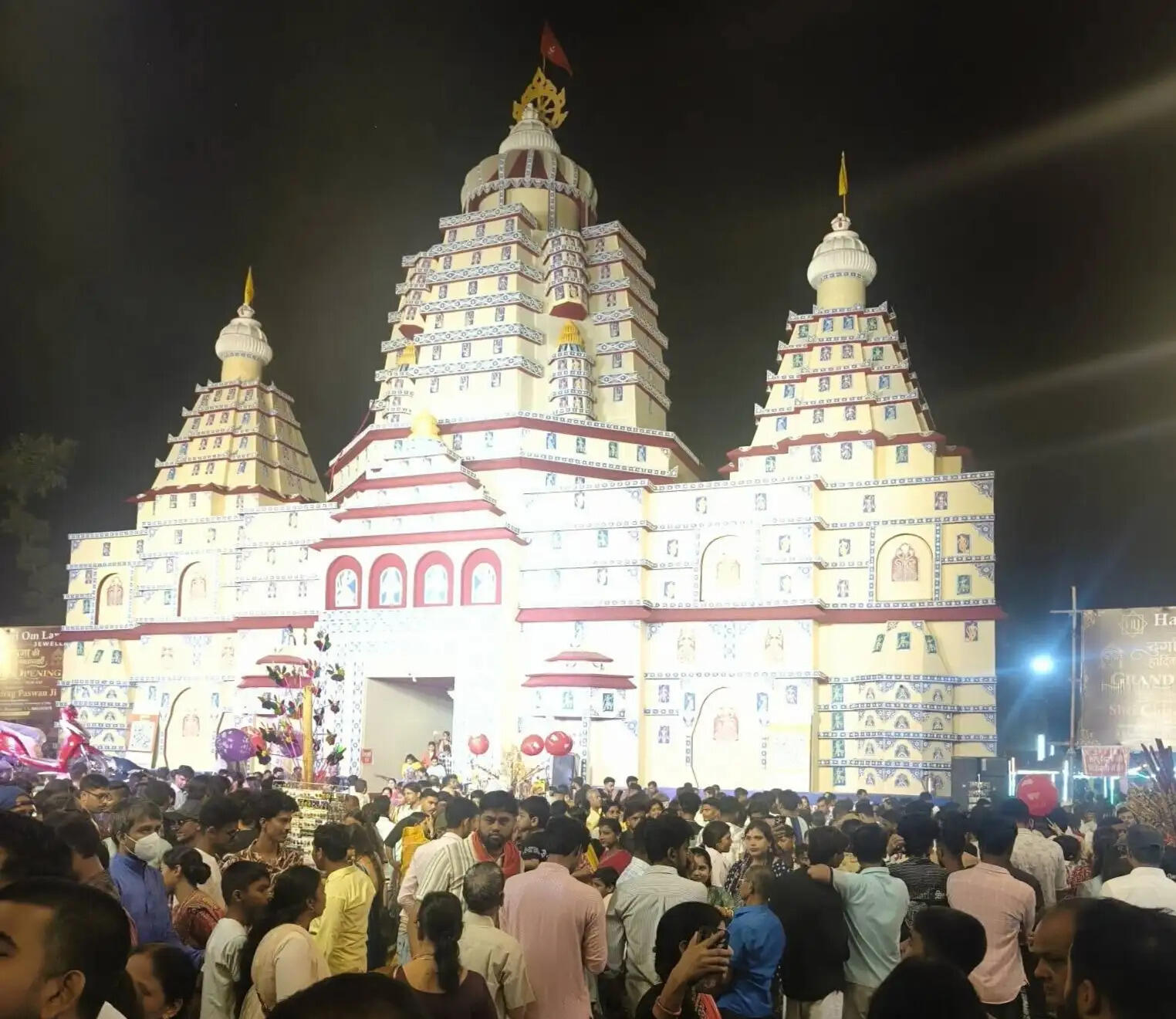 भागलपुर में आस्था और भव्यता का अनूठा संगम: कहीं 'जगन्नाथ मंदिर' की छटा तो कहीं 'यमलोक' का रोमांच