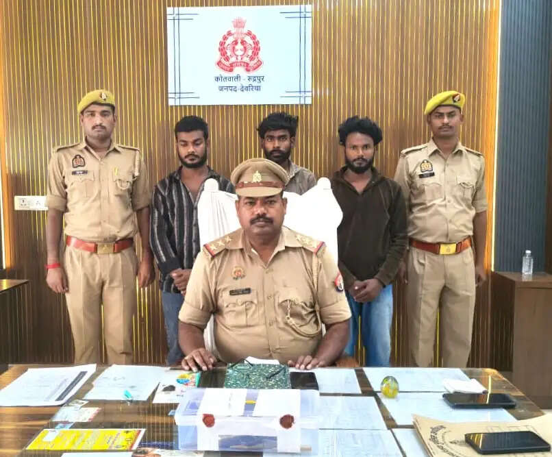 देवरिया : पुलिस ने तमंचा और कारतूस के साथ तीन युवकों को किया गिरफ्तार