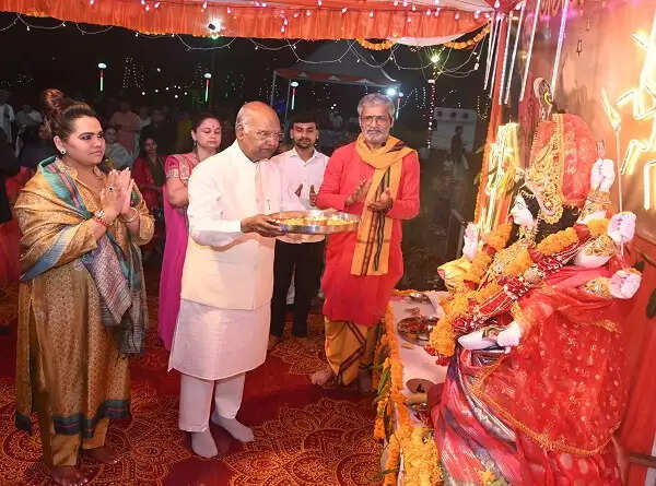 लखनऊ के जन भवन में गरबा महोत्सव की धूम: पूर्व राष्ट्रपति रामनाथ कोविंद ने मां दुर्गा की उतारी आरती