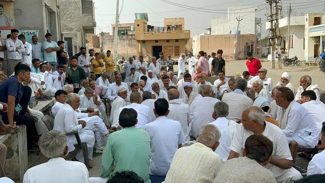 हांसी :आरोपियों की गिरफ्तारी तक नहीं होगा पूर्व सैनिक का संस्कार,पंचायत का फैसला