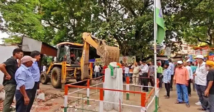 बर्नपुर में कांग्रेस कार्यालय पर चला बुलडोजर, 40 साल पुराने दफ्तर को नगर सेवा विभाग ने किया ध्वस्त