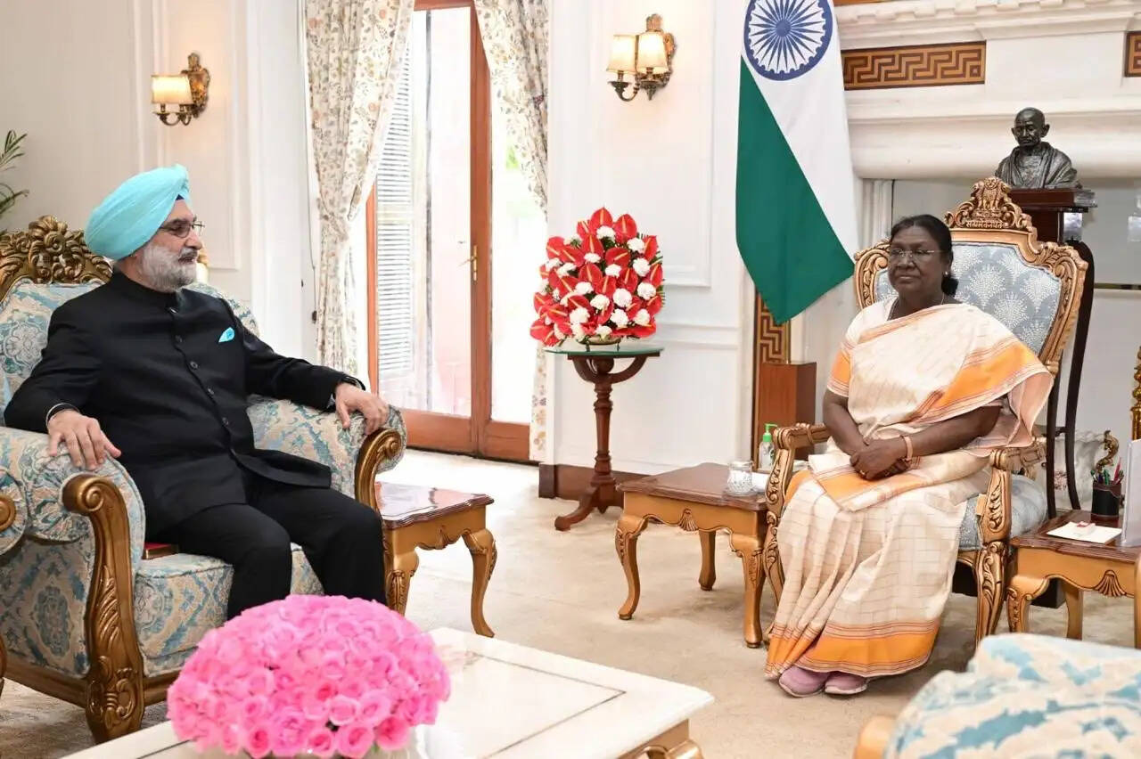 दिल्ली के उपराज्यपाल ने राष्ट्रपति से की मुलाकात
