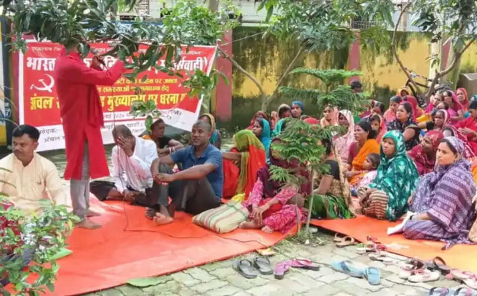 16 सूत्री मांगों को लेकर सीपीआई (एम) ने दिया एकदिवसीय धरना,सौंपा ज्ञापन