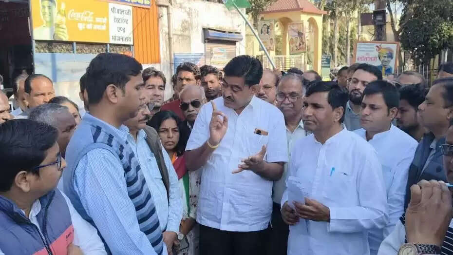 मंदसाैर: किसानों के लिए निलामी में शामिल हुए व्यापारी, खरीदा माल, लेकिन विवाद यथावत