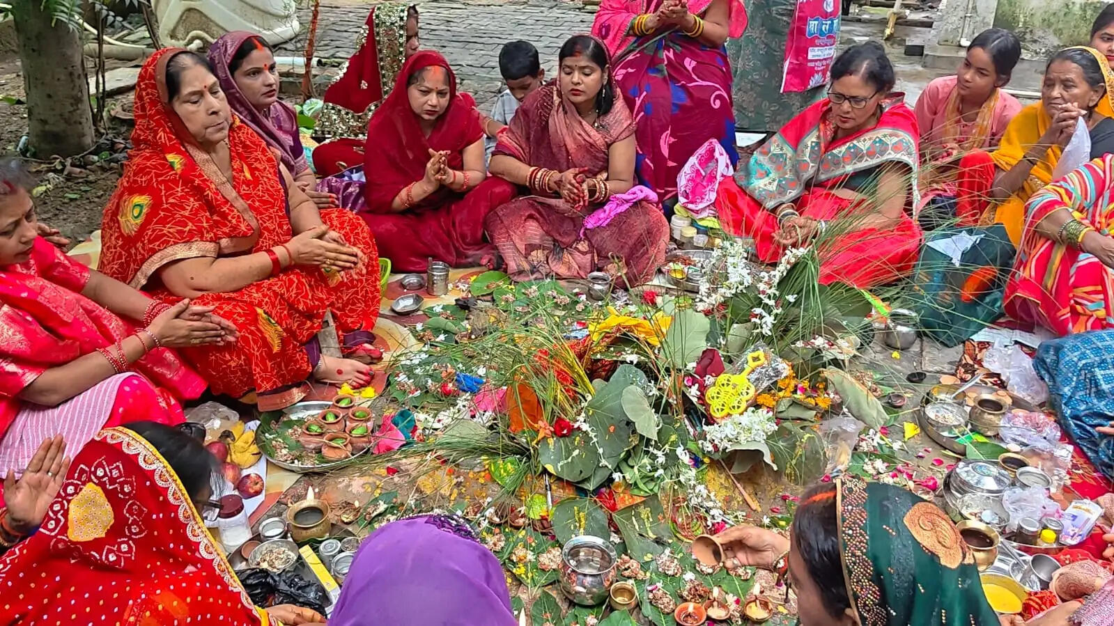 जौनपुर में ललही छठ पर माताओं ने की संतान की लंबी उम्र की कामना