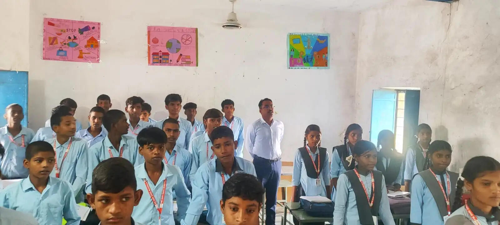 कक्षा में अचानक आकर बच्चों के बीच बैठ गए कलेक्टर, बोले- आज मैं भी छात्र हूं
