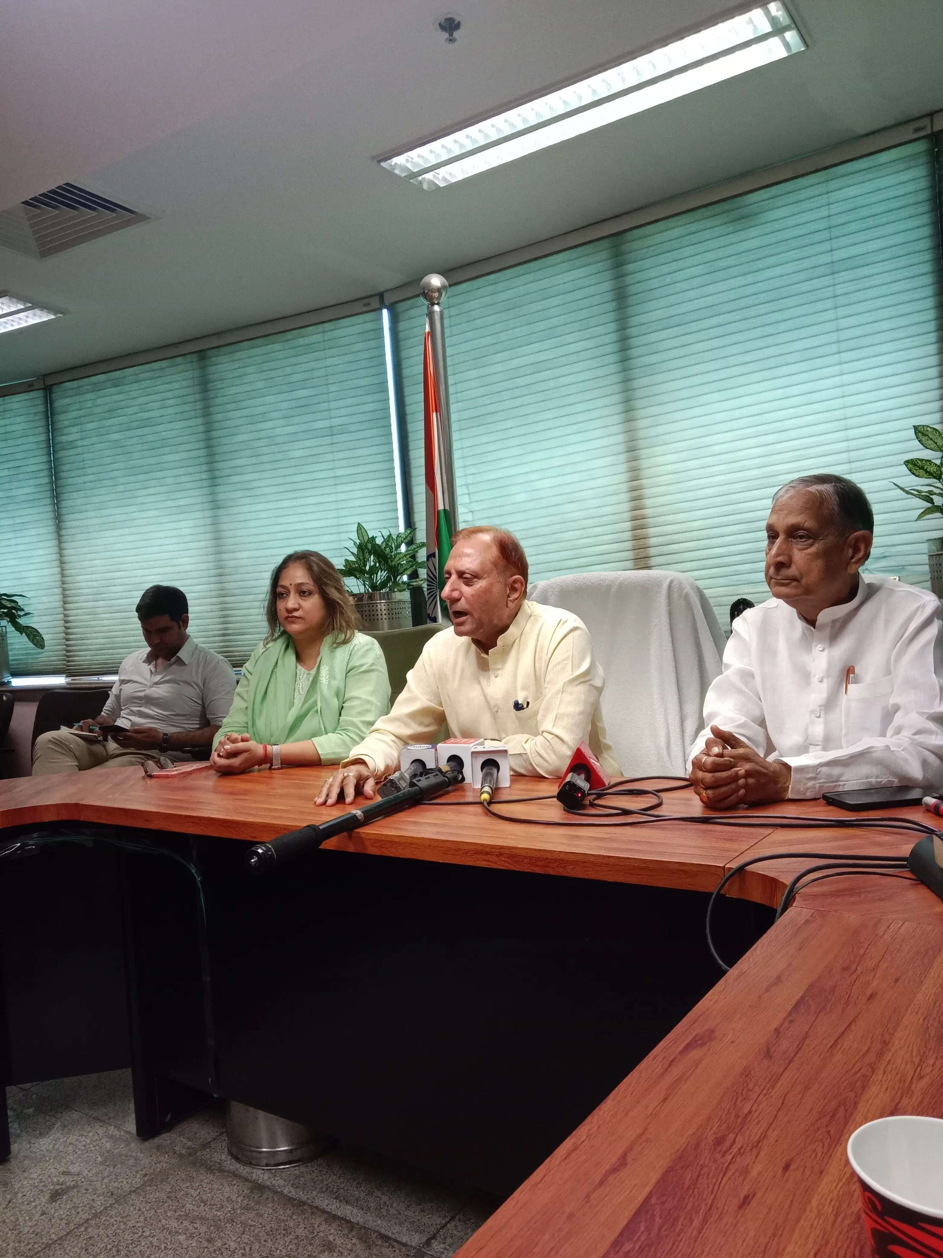एमसीडी सदन में हंगामे के बीच सभी पार्षदों को 50 लाख का फंड जारी