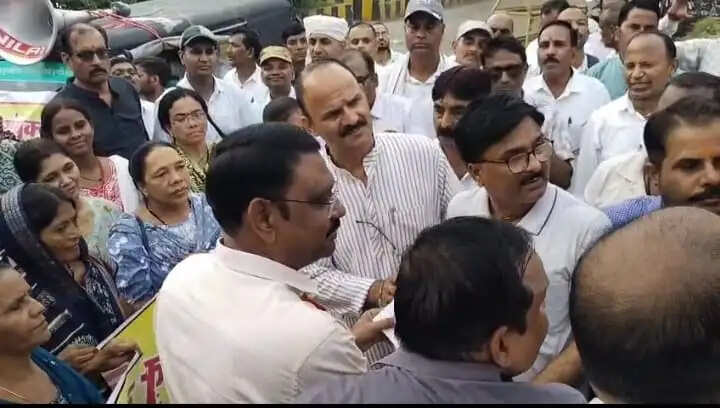 अनूपपुर: टीटीई की अनिवार्यता वापस लेने सहित पांच सूत्री मांगों को लेकर संयुक्त मोर्चा ने सौंपा ज्ञापन