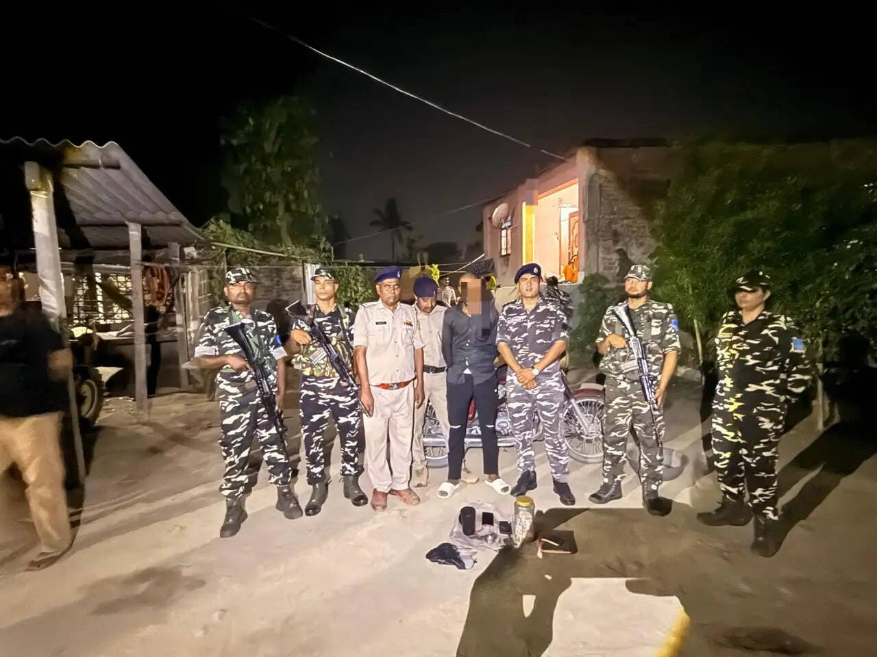 एसएसबी और बिहार पुलिस की संयुक्त छापेमारी के दौरान हथियार और ब्राउन सुगर के साथ एक व्यक्ति गिरफ्तार