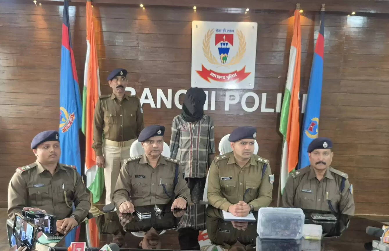 रांची: खादगढ़ा बस स्टैंड में बसों में आग लगाने वाले आरोपित अर्जुन भोक्ता को पुलिस ने किया गिरफ्तार