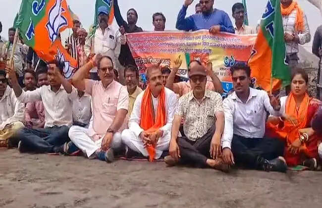 रोजगार की मांग को लेकर भाजपा उम्मीदवार विजन मुखर्जी ने चुरुलिया के तारा मांइस में किया प्रदर्शन