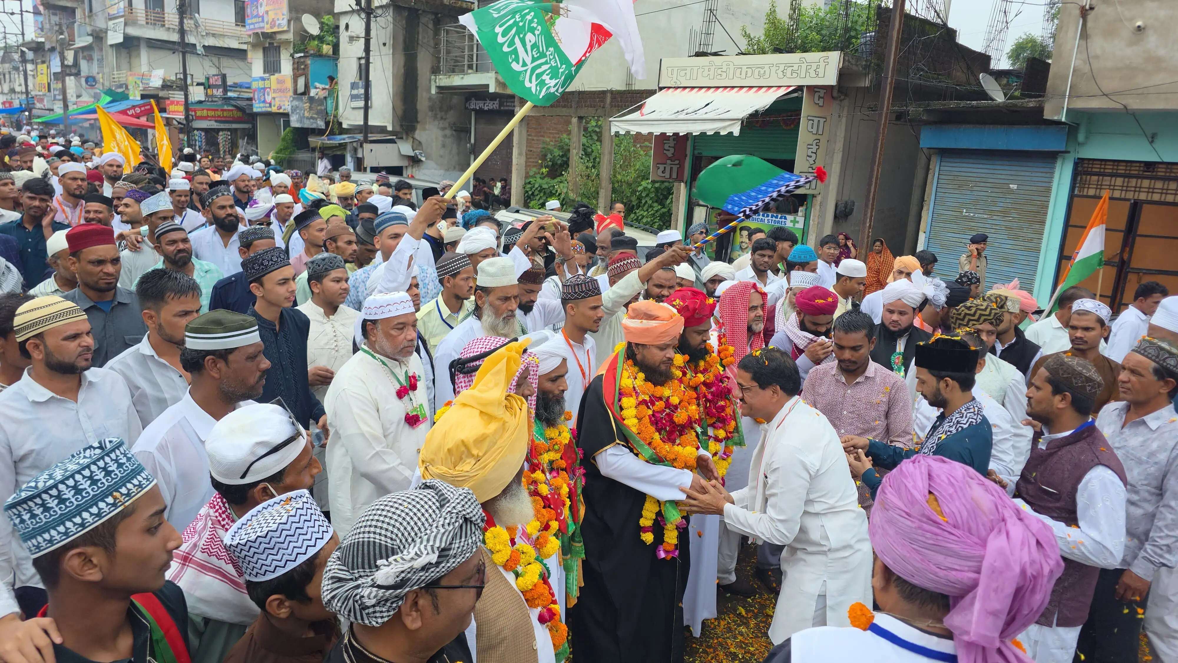 सागरः ईद-मिलादुन्नबी पर निकला भव्य जुलूस, पुष्पवर्षा और मिष्ठान वितरण के साथ हुआ आत्मीय स्वागत