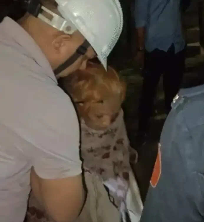 सूरत में पुराना मकान ढहा, बुजुर्ग महिला को कंधे पर उठाकर रेस्क्यू किया