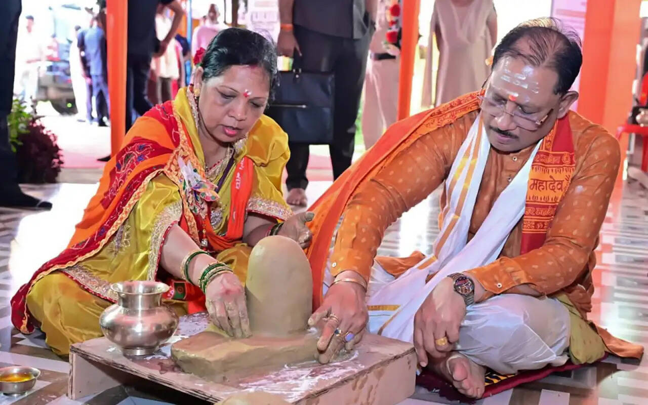मुख्यमंत्री&nbsp;साय ने श्री फलेश्वरनाथ महादेव की पूजा-अर्चना, प्रदेशवासियों के सुख, शांति, समृद्धि की कामना की