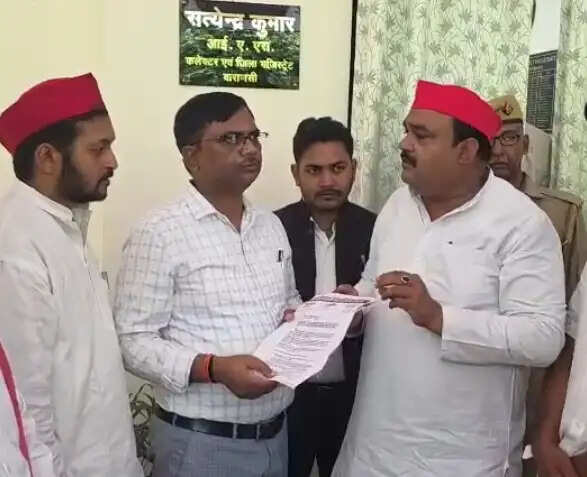 वाराणसी : सीवर से बोरियां निकलने के मामले में समाजवादी पार्टी ने जिलाधिकारी से की मजिस्ट्रीयल जांच की मांग