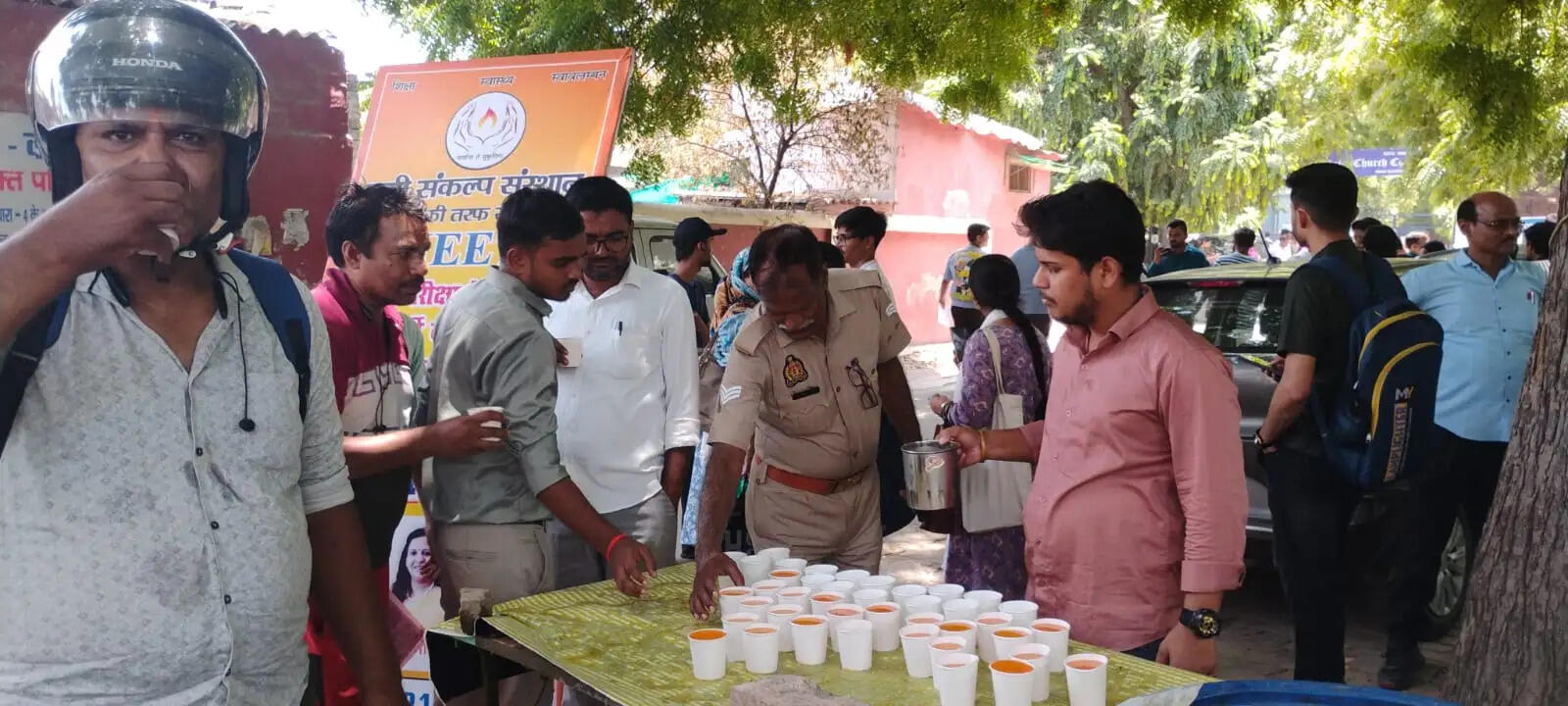 नीट परीक्षा में यति संकल्प संस्थान ने परीक्षार्थियों, अभिभावकों और सुरक्षाकर्मियों काे वितरण किया निःशुल्क शरबत एवं शीतल जल