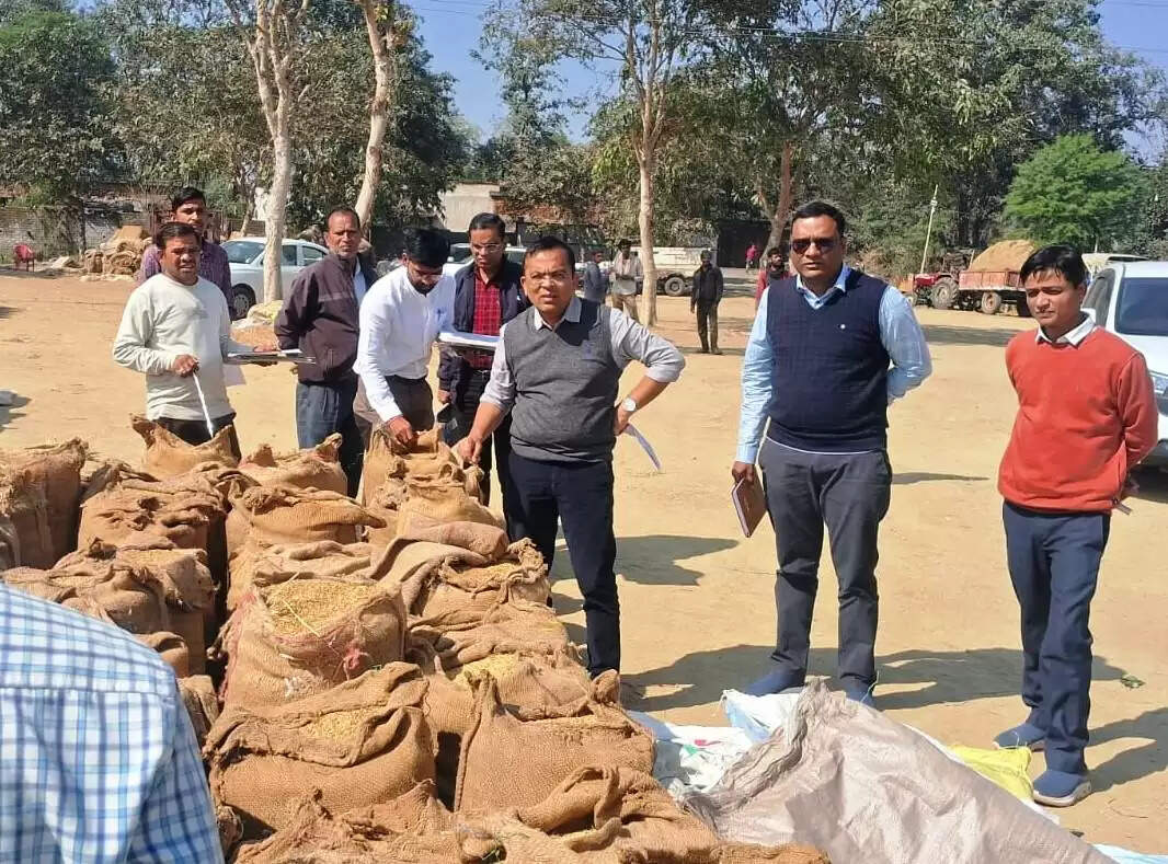 जांजगीर कलेक्टर ने कोरबी उपार्जन केंद्र का औचक निरीक्षण कर परखी व्यवस्था