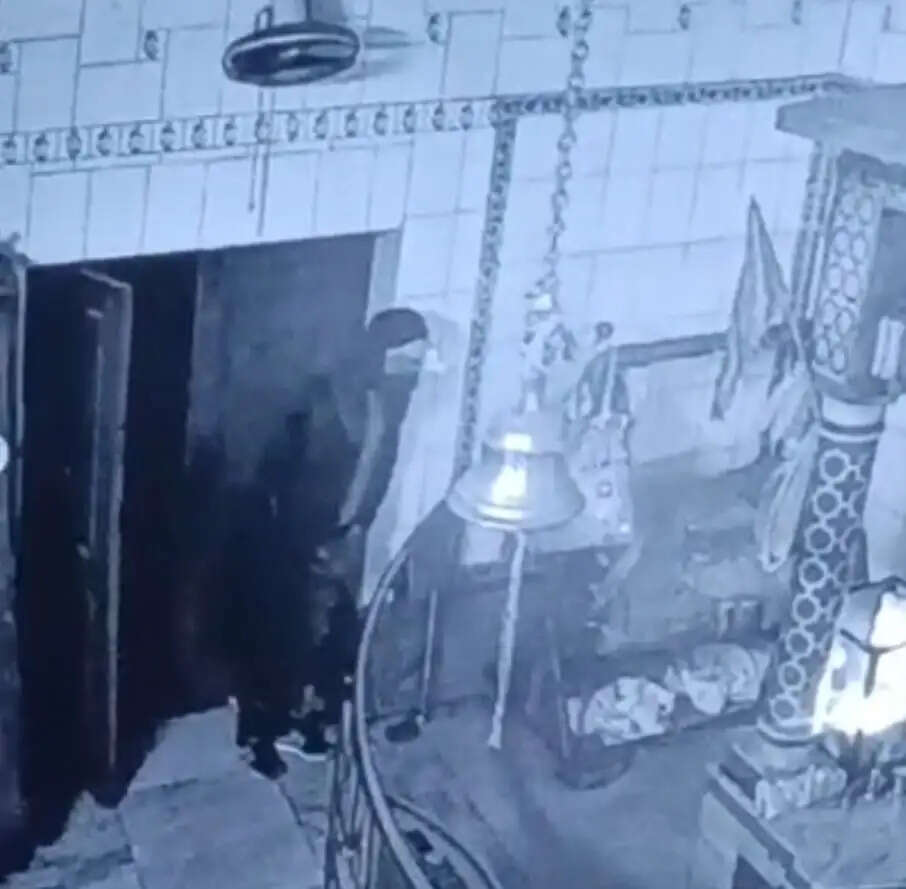 माता के मंदिर से लाखों रुपए कीमत के चांदी के छत्र चोरी