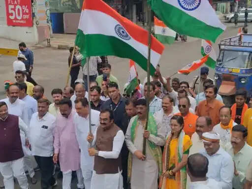 देशभक्ति के रंग में रंगा&nbsp;मध्यप्रदेश: ओंकारेश्वर में 151 नौकाओं की यात्रा,&nbsp;इंदौर में गूंजा वंदे मातरम्