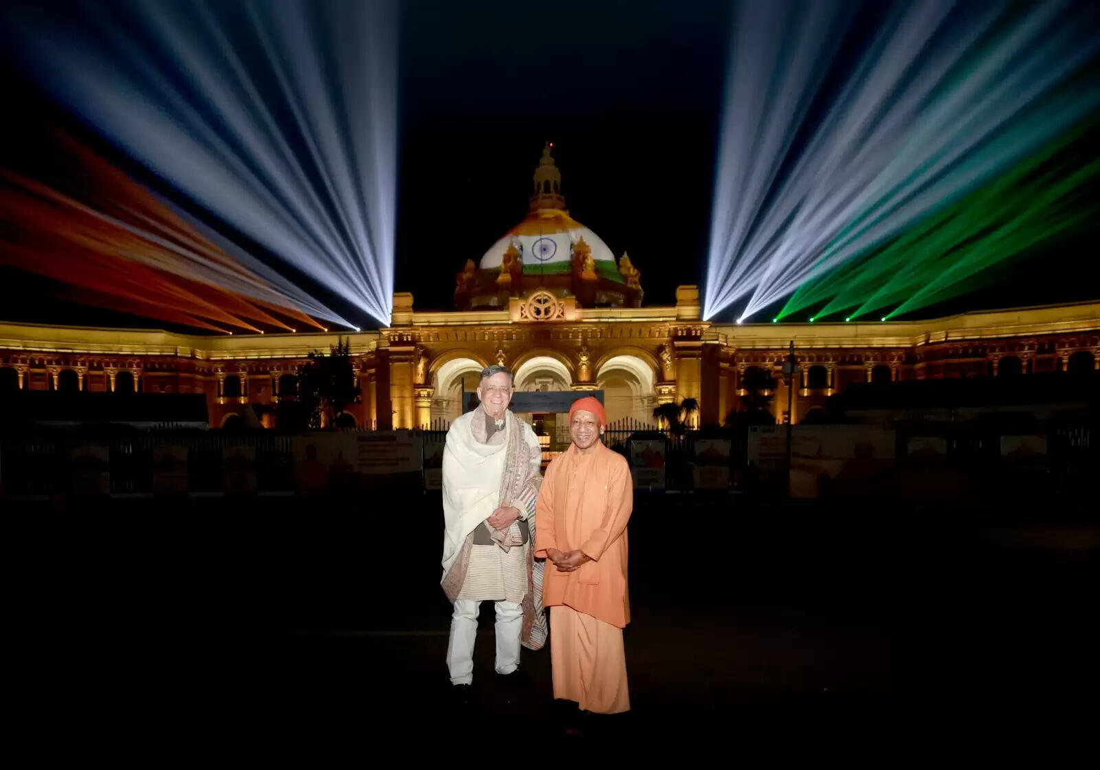 सीएम योगी ने विधान भवन के गुंबद पर प्रदेश की गौरवगाथा दर्शाने वाले ध्वनि एवं प्रकाश कार्यक्रम का किया शुभारंभ