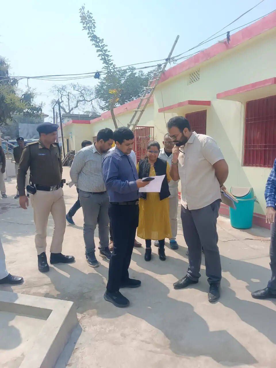 डीएम सावन कुमार ने मरौना प्रखंड-सह-अंचल कार्यालय का किया औचक निरीक्षण