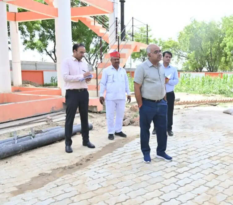 टंकी तैयार, ट्रायल भी पूरा; जलापूर्ति शुरू न होने पर जिलाधिकारी ने प्रोजेक्ट मैनेजर को लगाई फटकार
